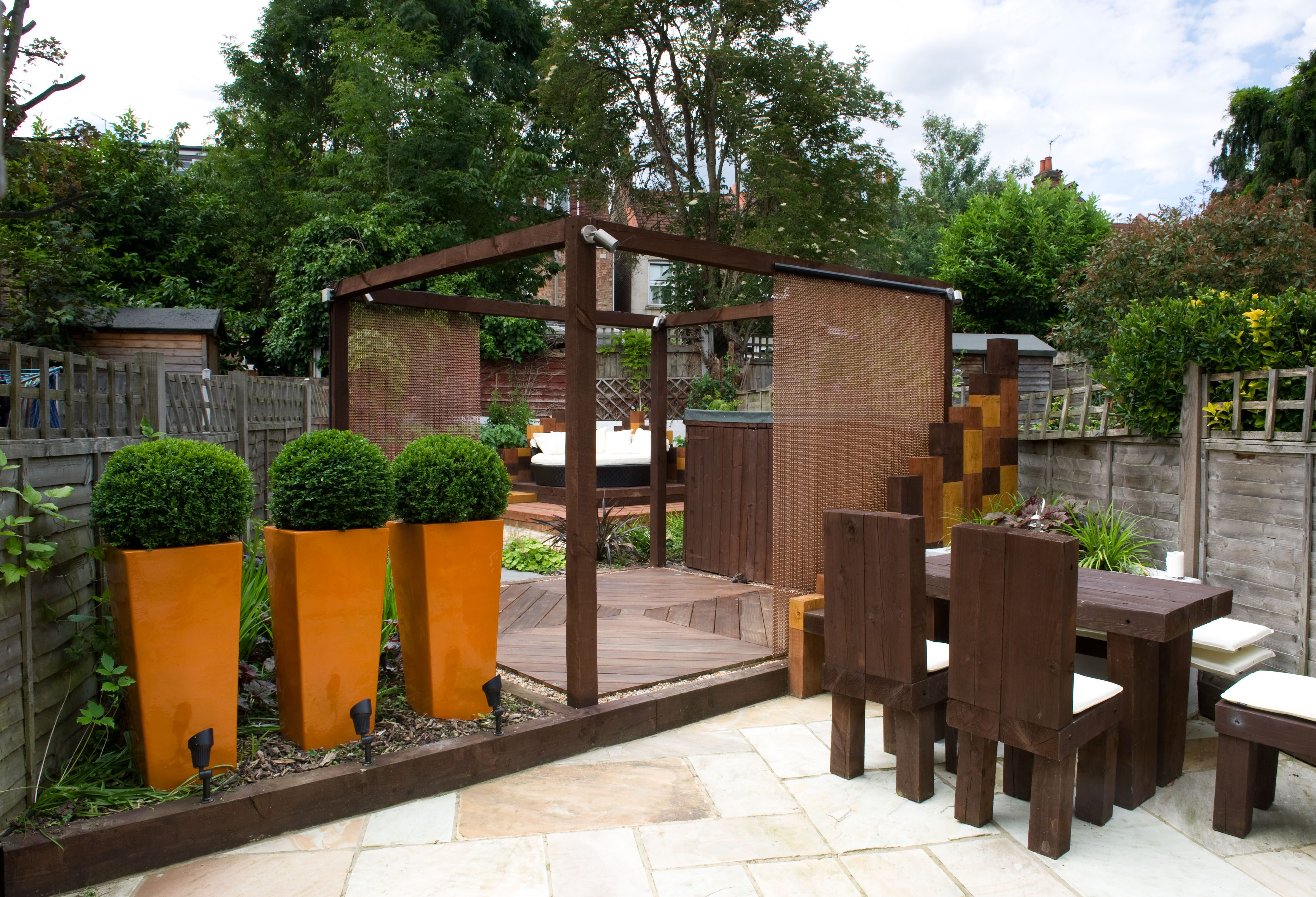 Welcoming Small Garden Decor Ideas