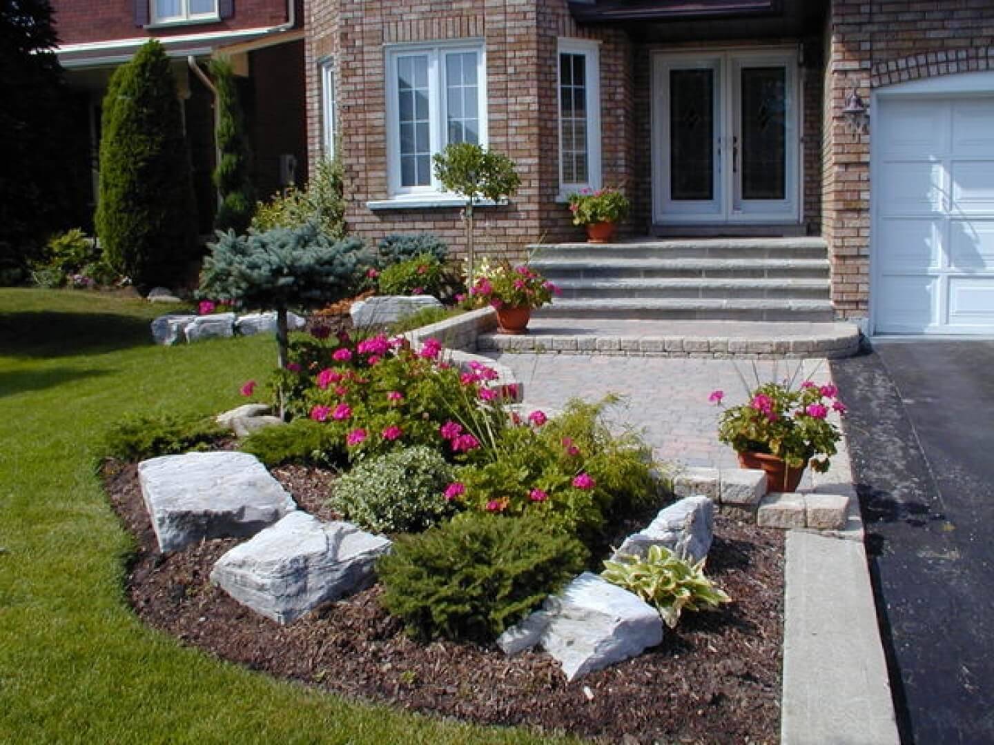 Glitteringsimplelandscapingideasforfrontofsmallhousehome