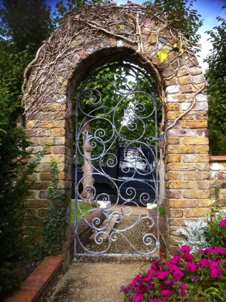 Gorgeous Creative Metal Garden Gates Ideas