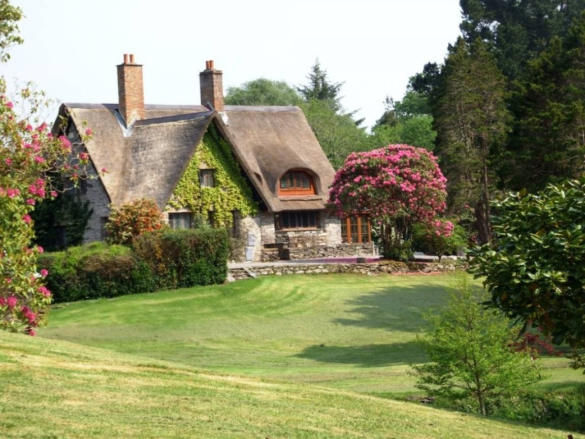 A Classic Cottage Garden Borders