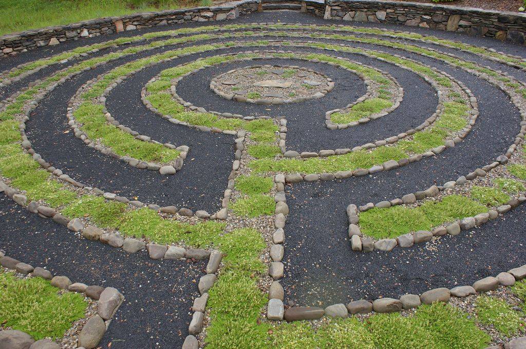 22 Labyrinth Garden Design Ideas You Should Check | SharonSable