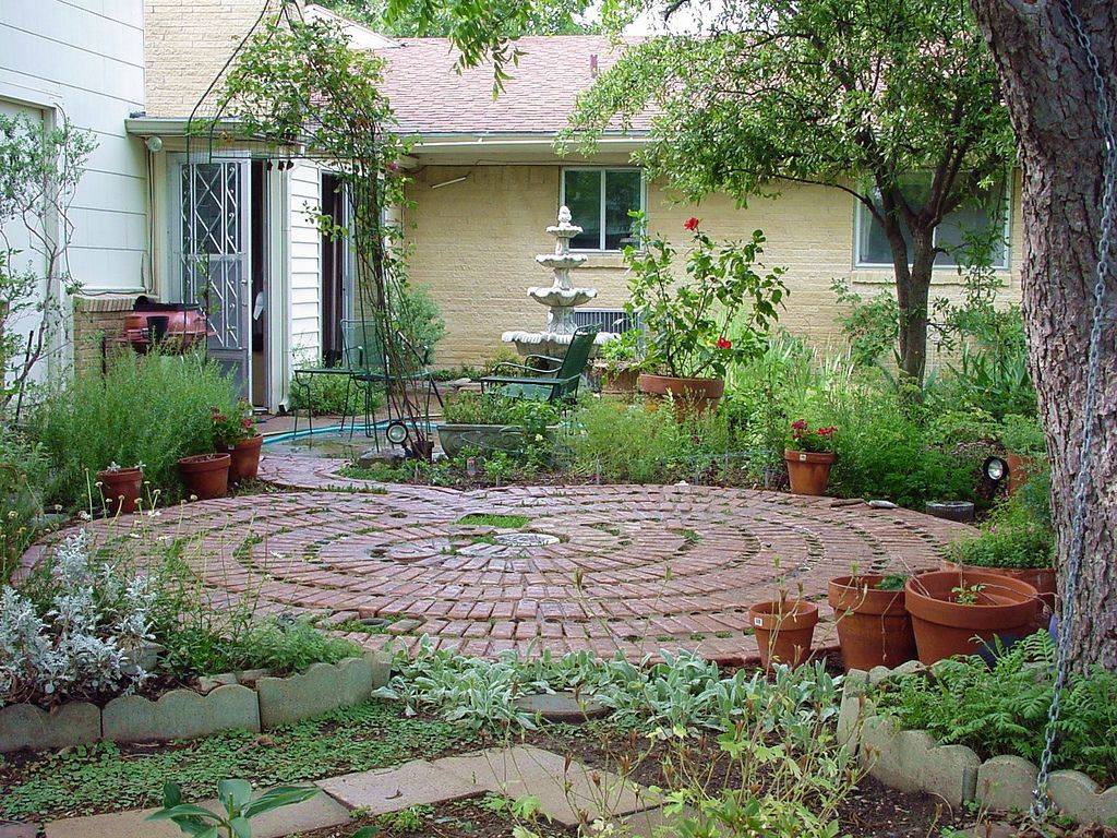 Creative Garden Labyrinth Design Ideas