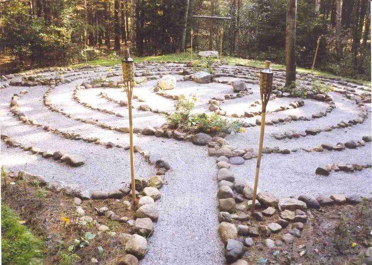 Creative Garden Labyrinth Design Ideas