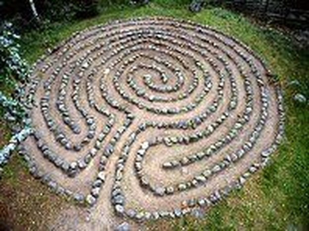 22 Small Labyrinth Design for Garden Ideas Worth a Look | SharonSable