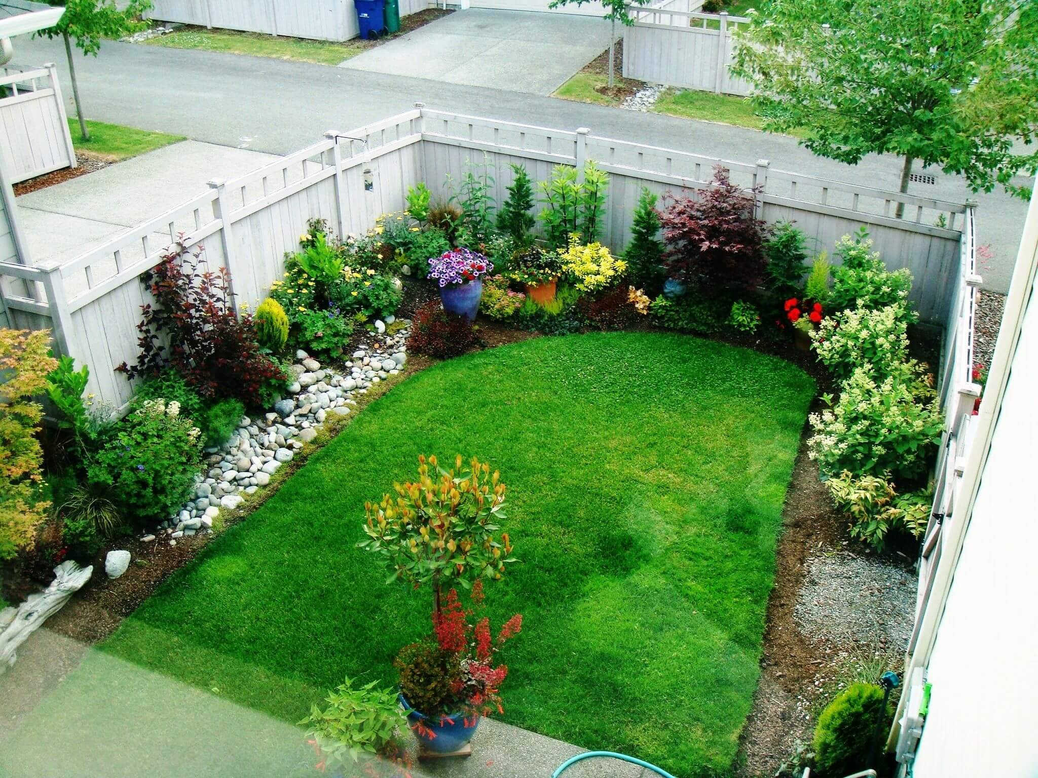 Amazing Small Maintenance Backyard Garden Landscaping Ideas