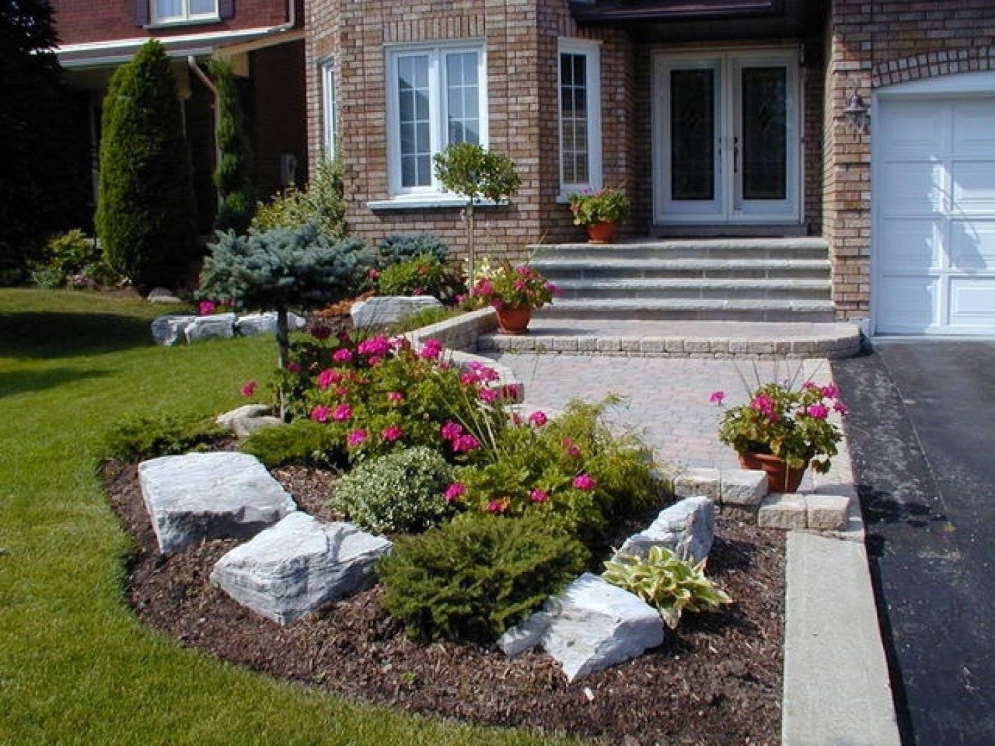 23 Small Front Garden Landscape Design Ideas You Should Check SharonSable