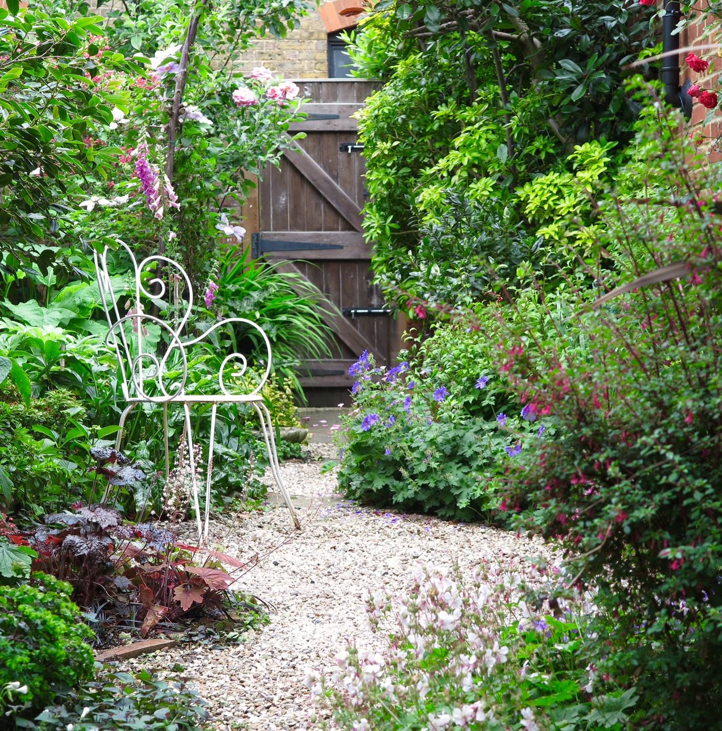 Roomy Courtyard Gardens Design