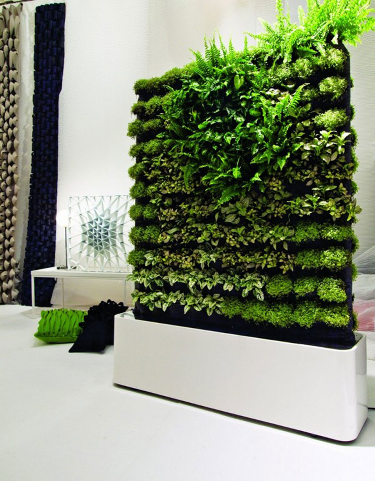 Modern And Creative Vertical Planter Displays You Have To Check