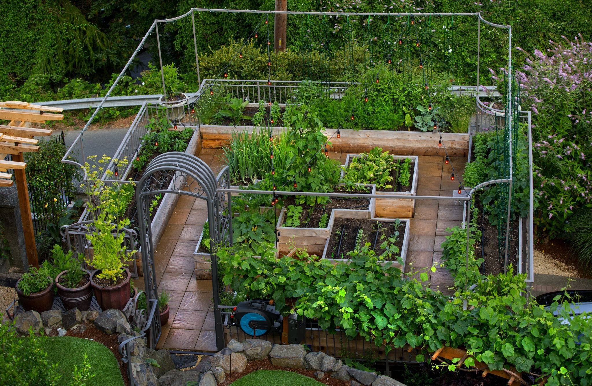 Beautiful And Inspiring Roof Top Garden Designs