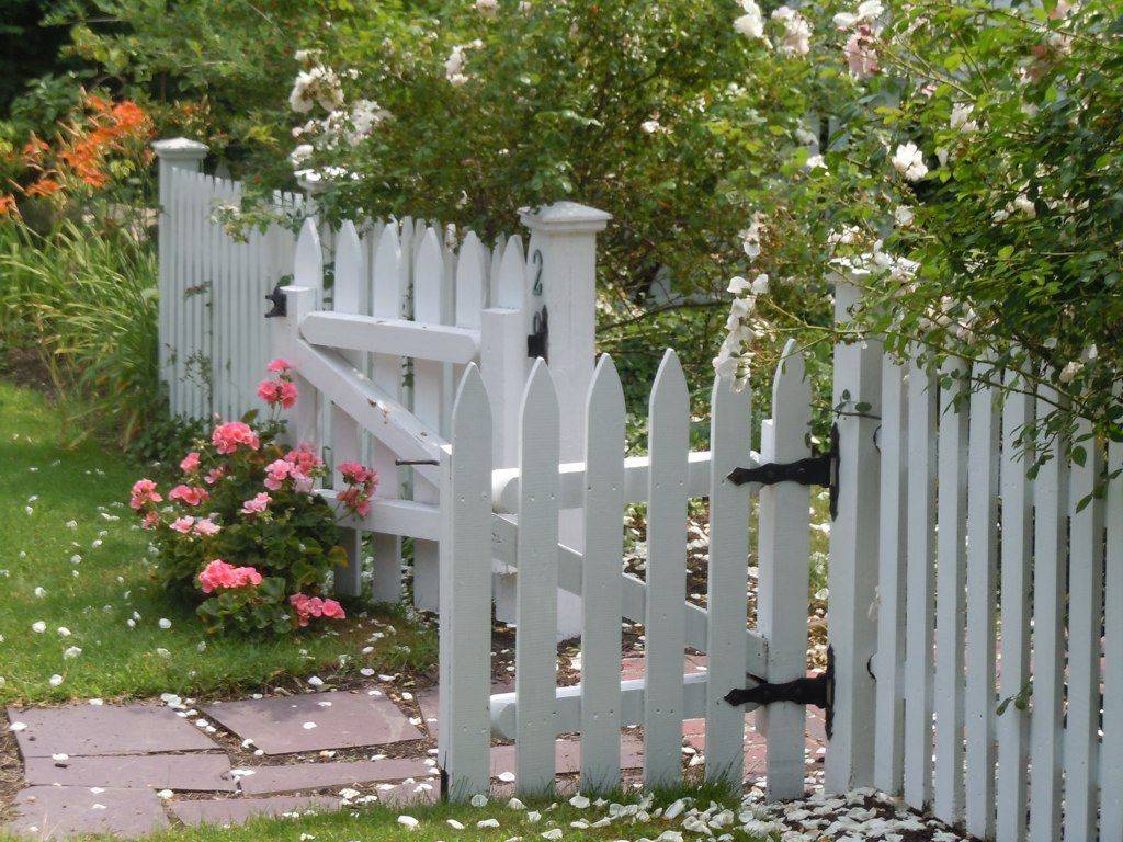 Cottage Garden Picket Fence Decorating Home Ideas