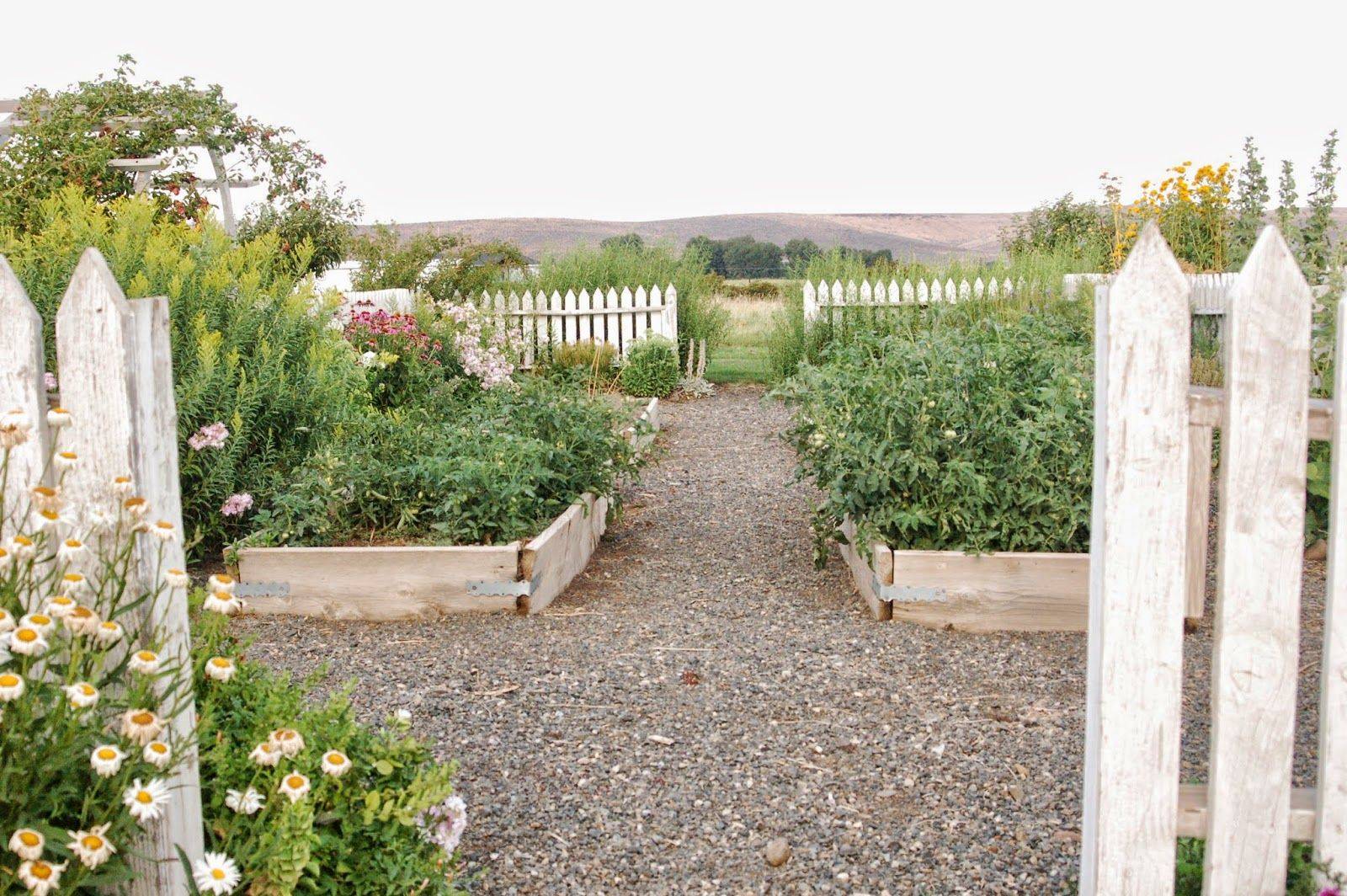 Awe Inspiring White Picket Fence Decorating Ideas