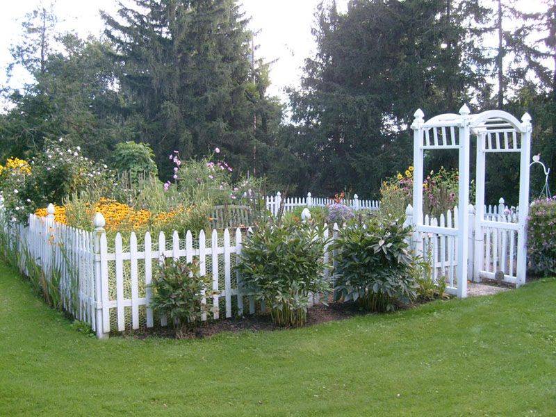 White Picket Garden Fence Vegetable Garden Design