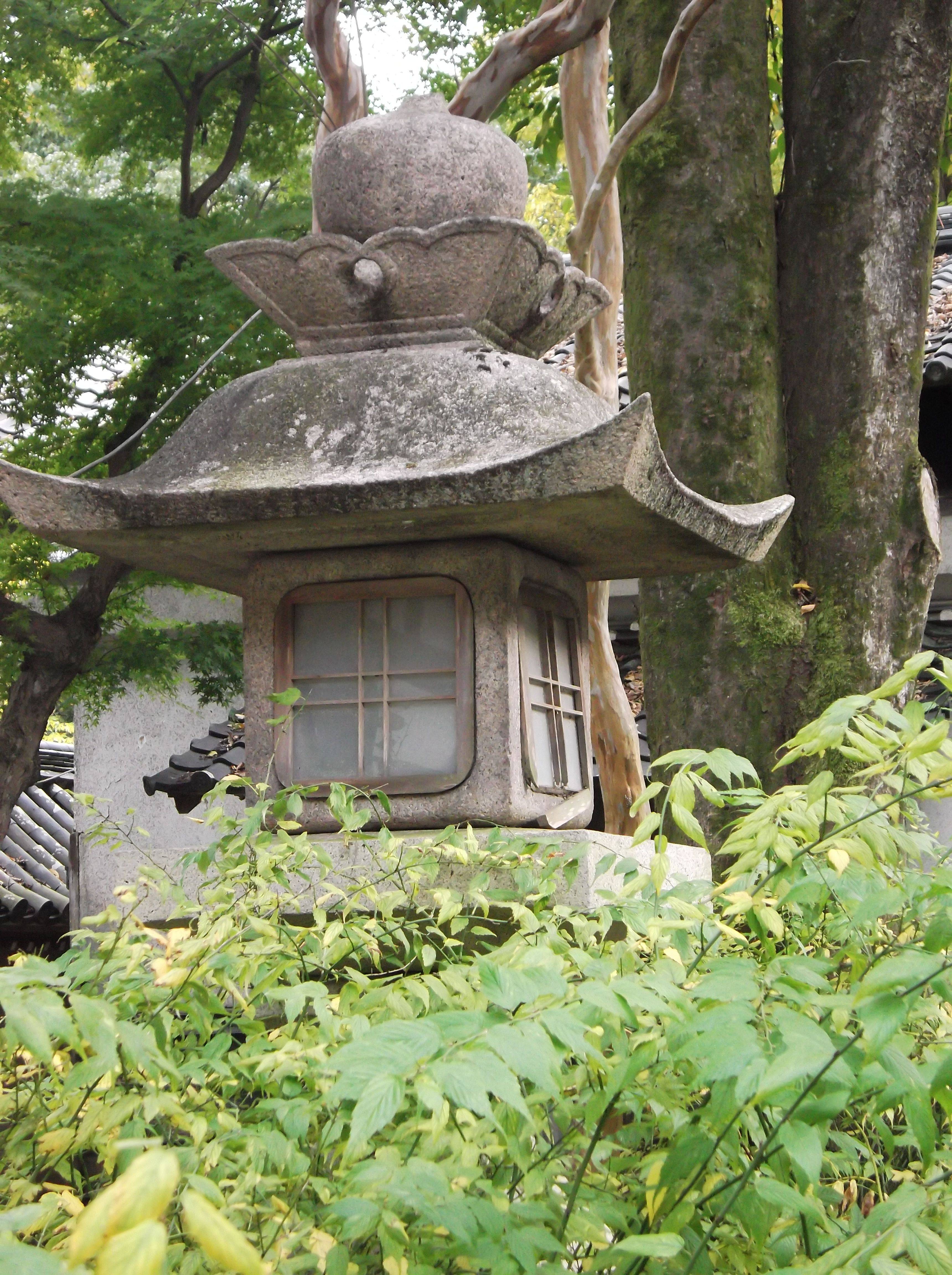 Narabe Yukimi Japanese Stone Lantern