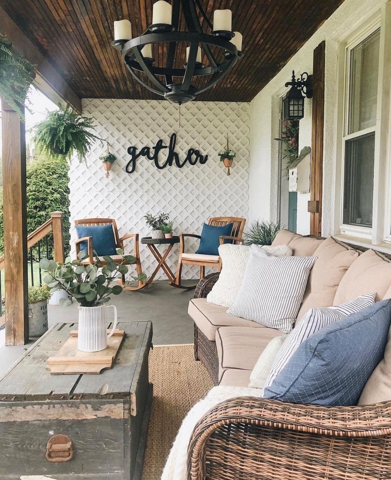 Cozy And Inviting Farmhouse Entryway Decorating Ideas