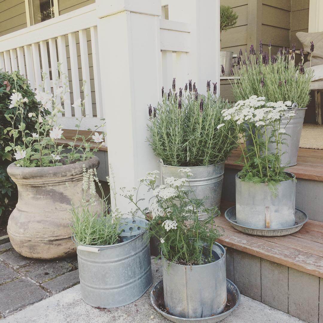 Gorgeous Rustic Farmhouse Porch Design Ideas