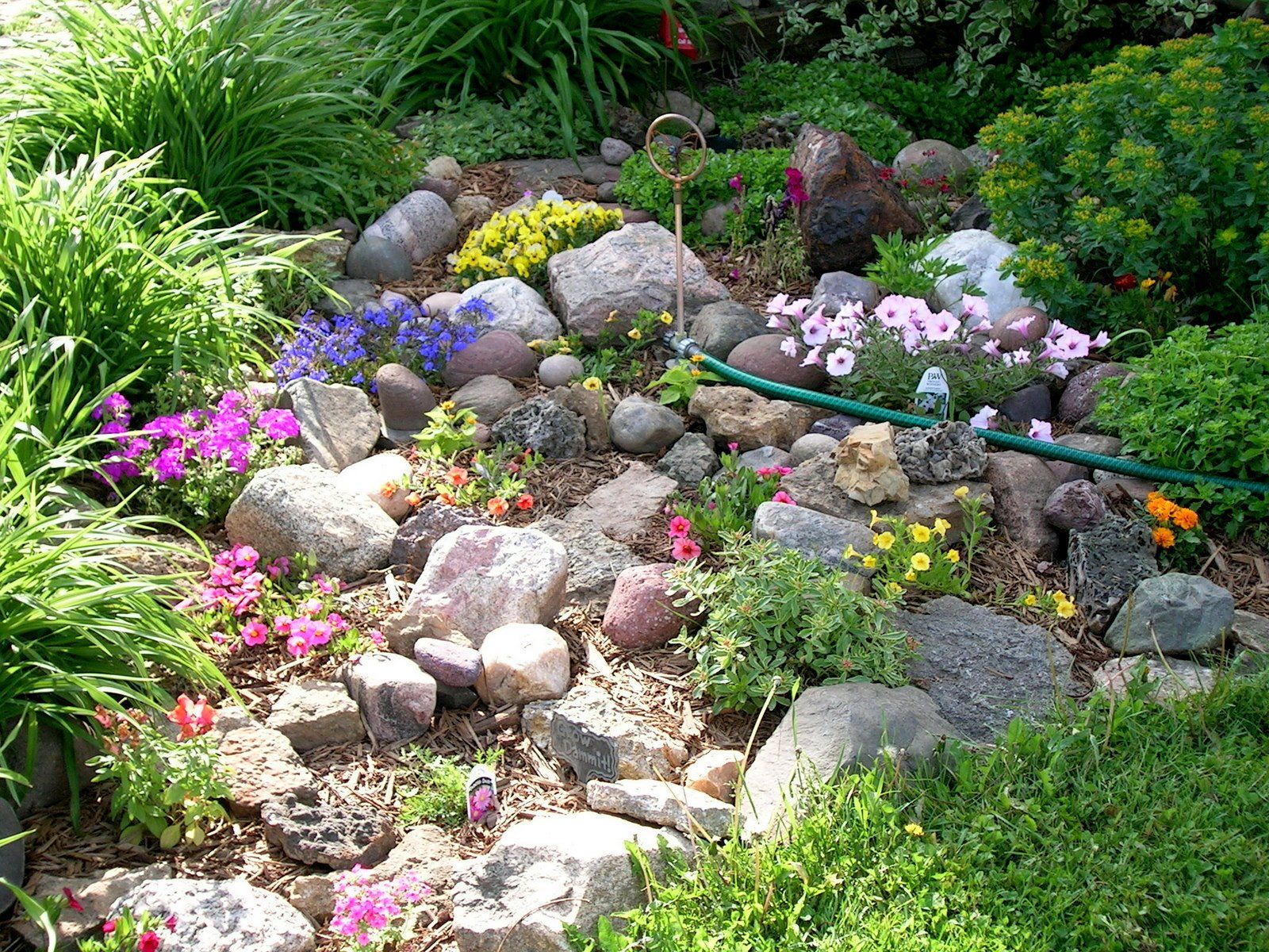 Nice Brilliant Small Rock Gardens Ideas