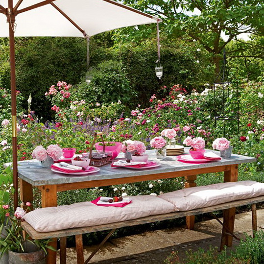 Simple Relaxed Outdoor Tablescape Ideas