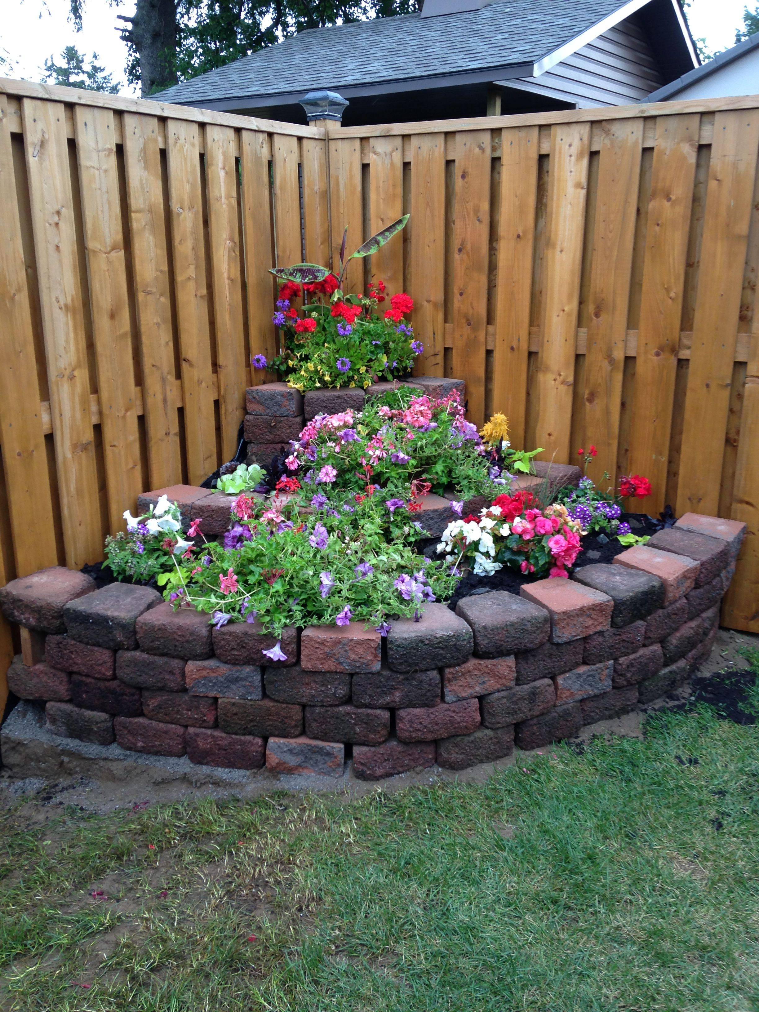 Brilliant Corner Yard Landscaping Ideas