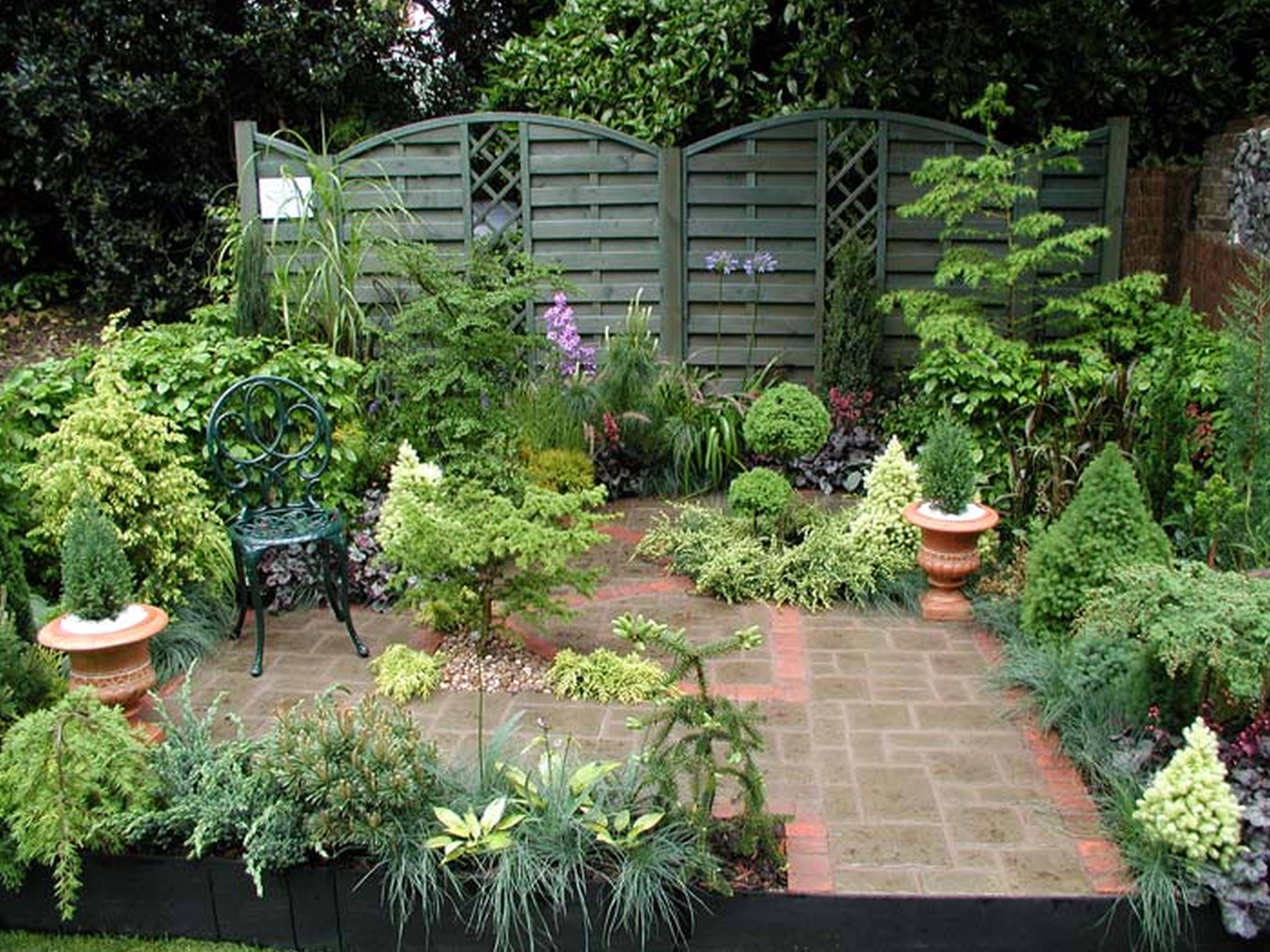 Traditional Courtyard Garden