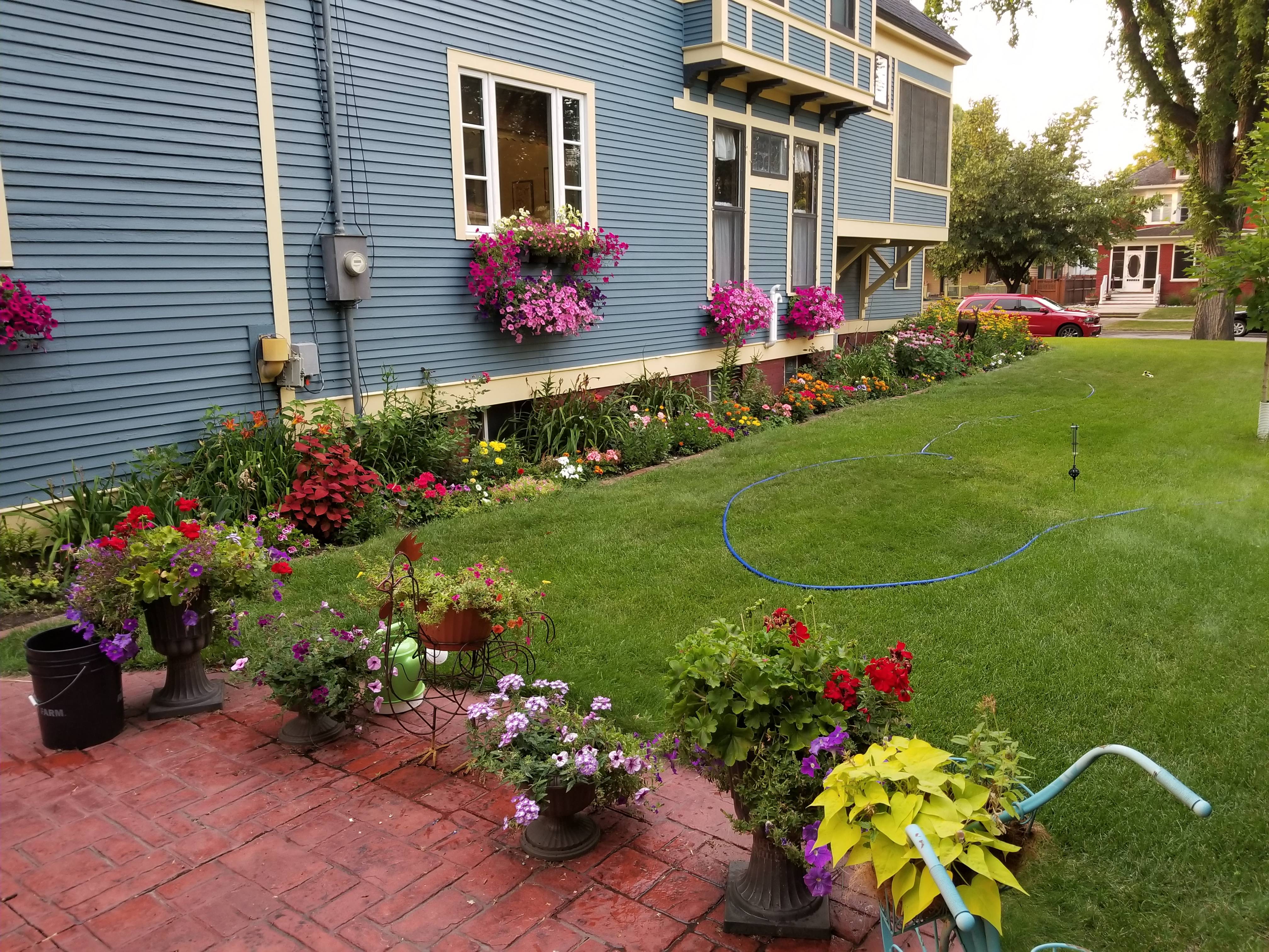 Modern French Country Garden Decor Ideas
