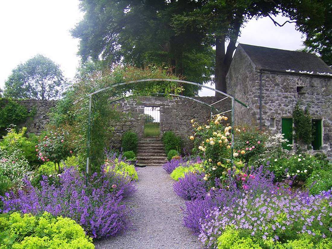 Helen Dillons Irish Garden