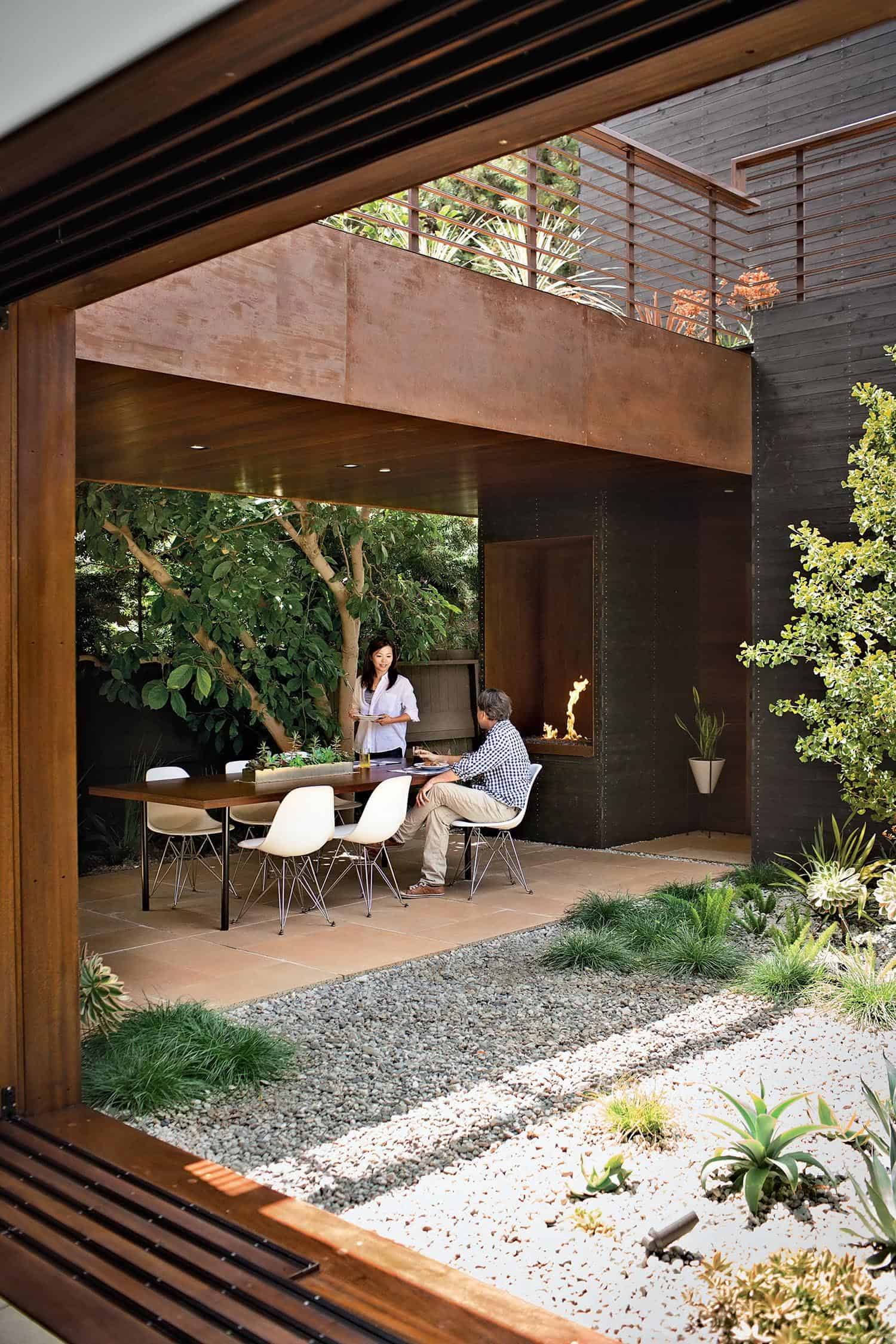 Contemporary Courtyard Outerspace