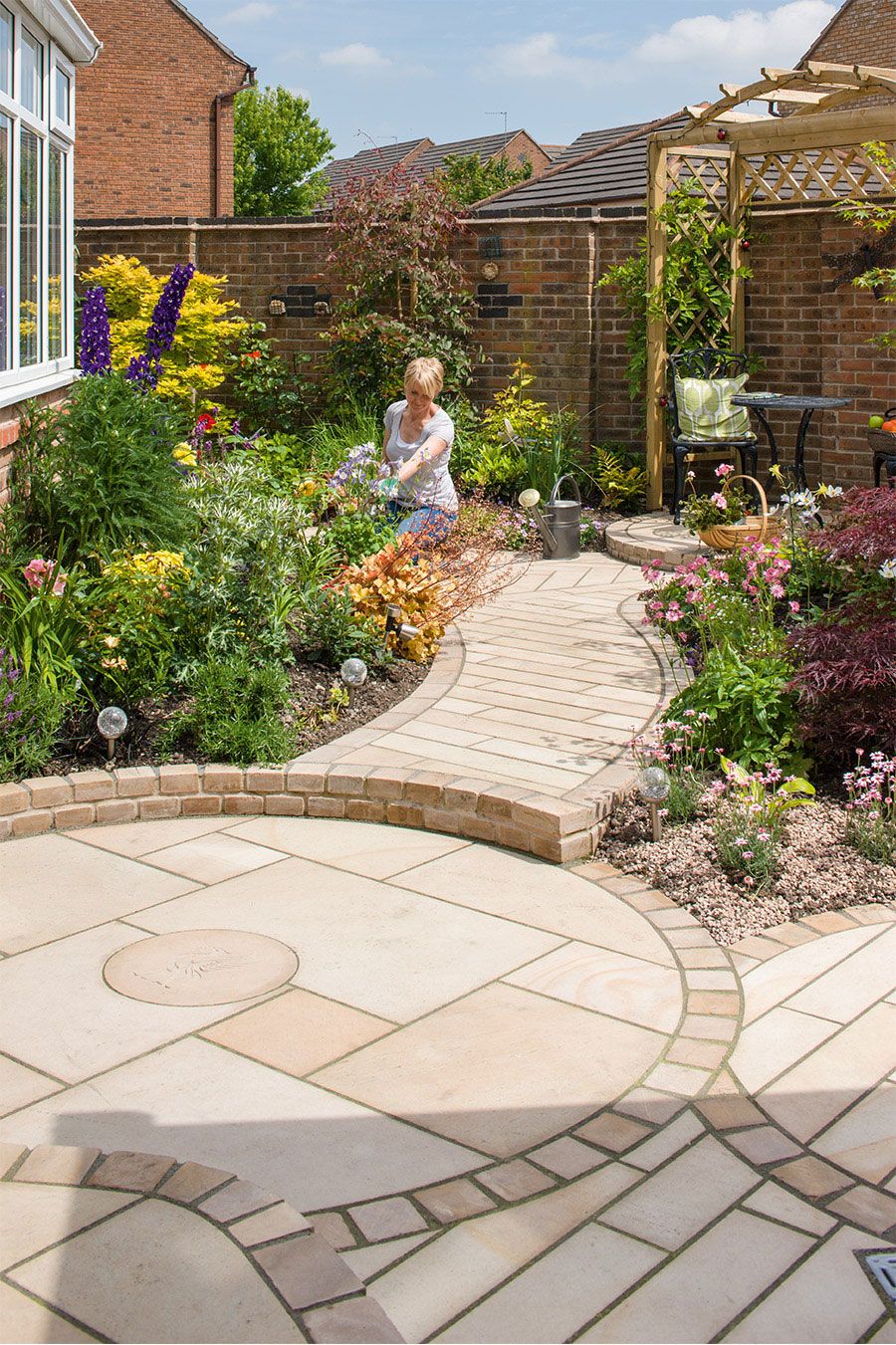 Stylish But Simple Small Garden Ideas