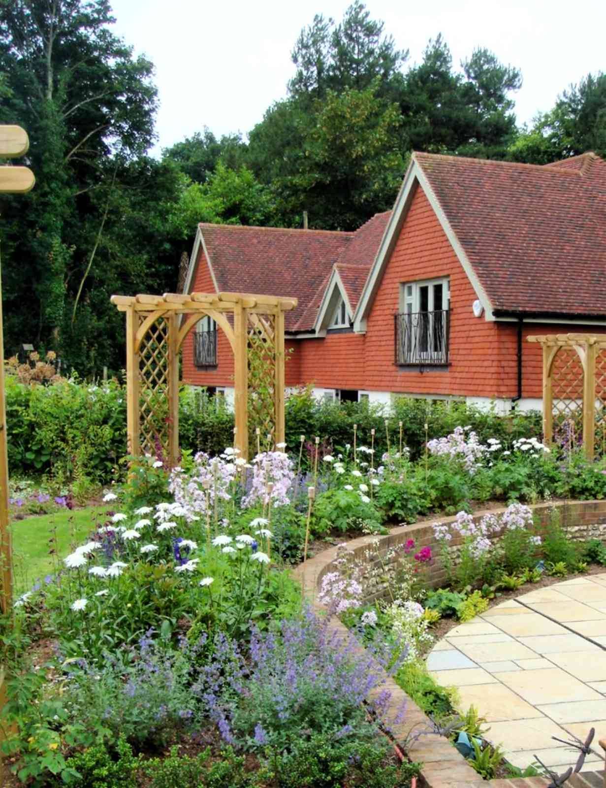 Beautiful Modern English Country Garden Design Ideas