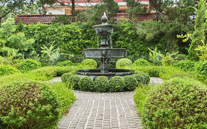 Garden Design Fountain And Boxwoods English Garden
