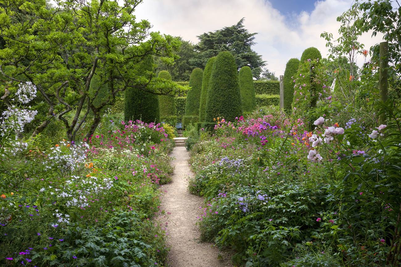 Charming English Garden Designs