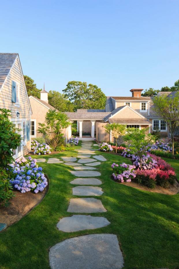 Traditional Front Yard Landscaping