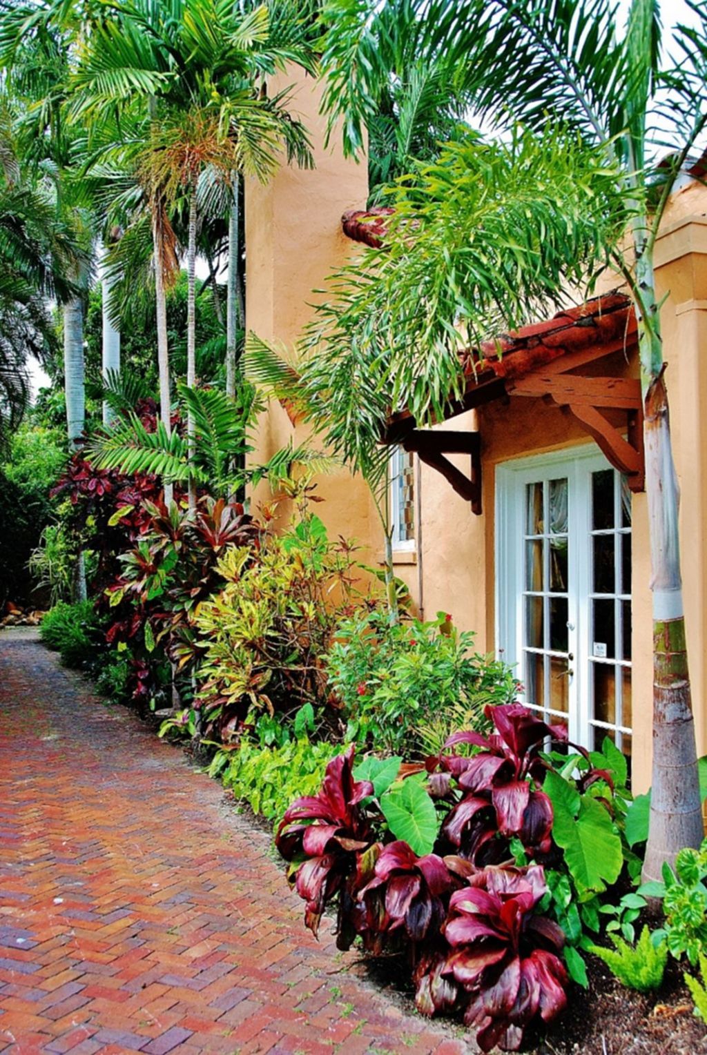 Beautiful Tropical Garden Design Ideas