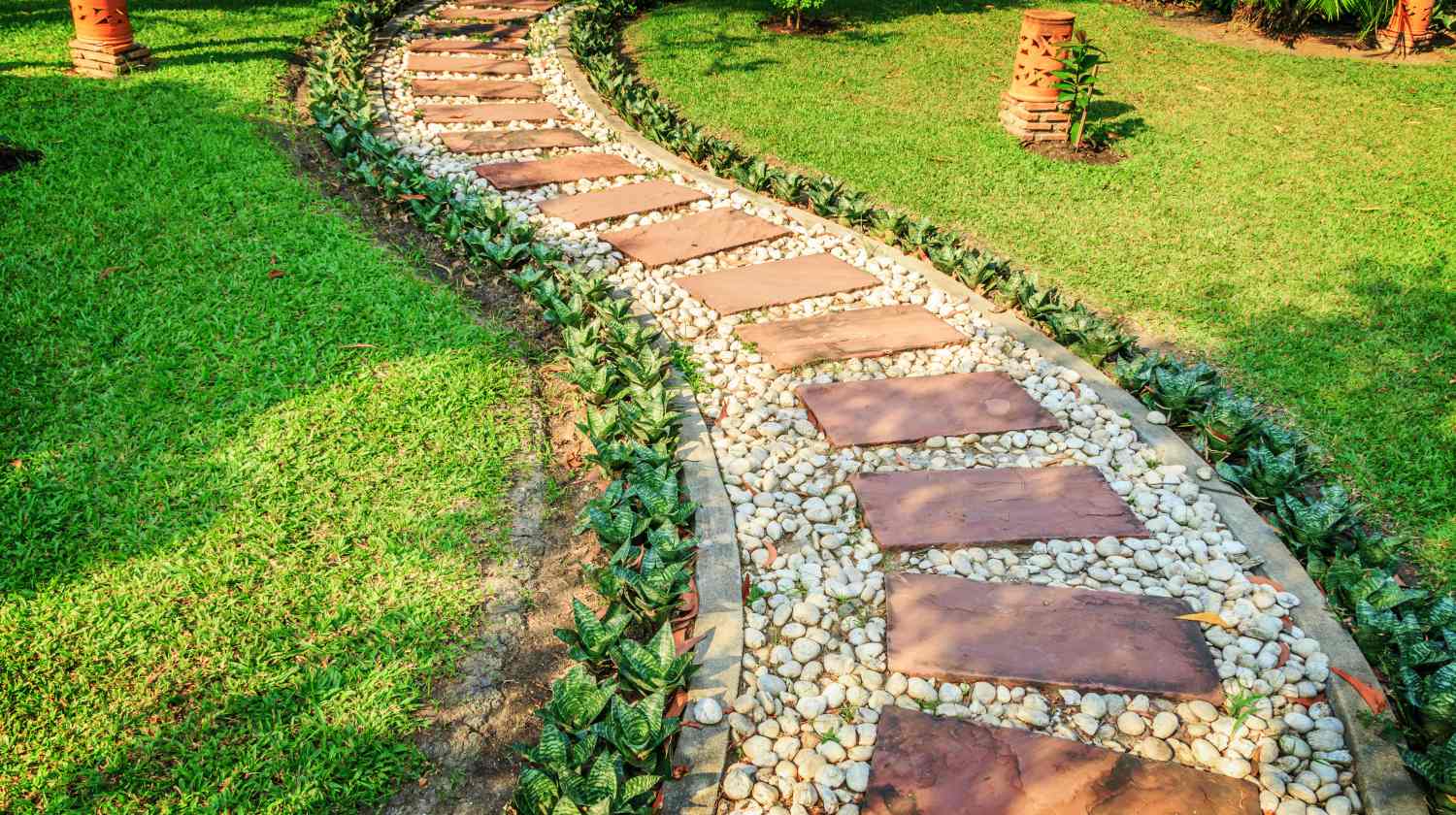 Easy Upcycled Diy Wood Pallet Garden Walkway The Homespun Hydrangea