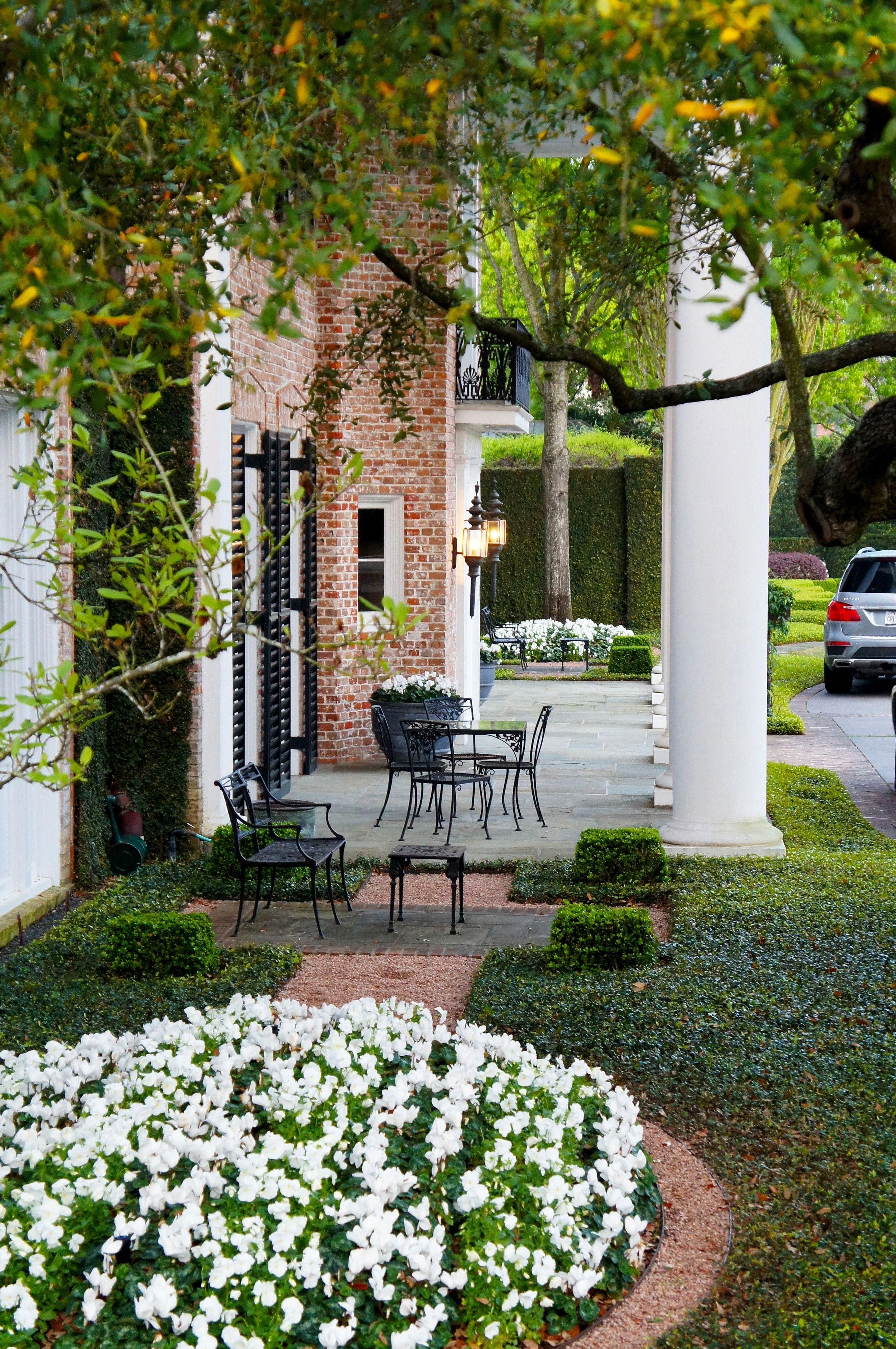 Nice Modern English Country Garden Design Ideas