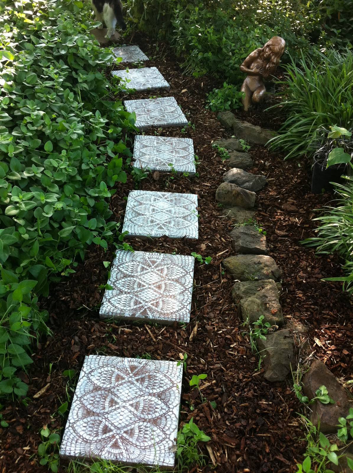 Lovely Diy Garden Pathway Ideas