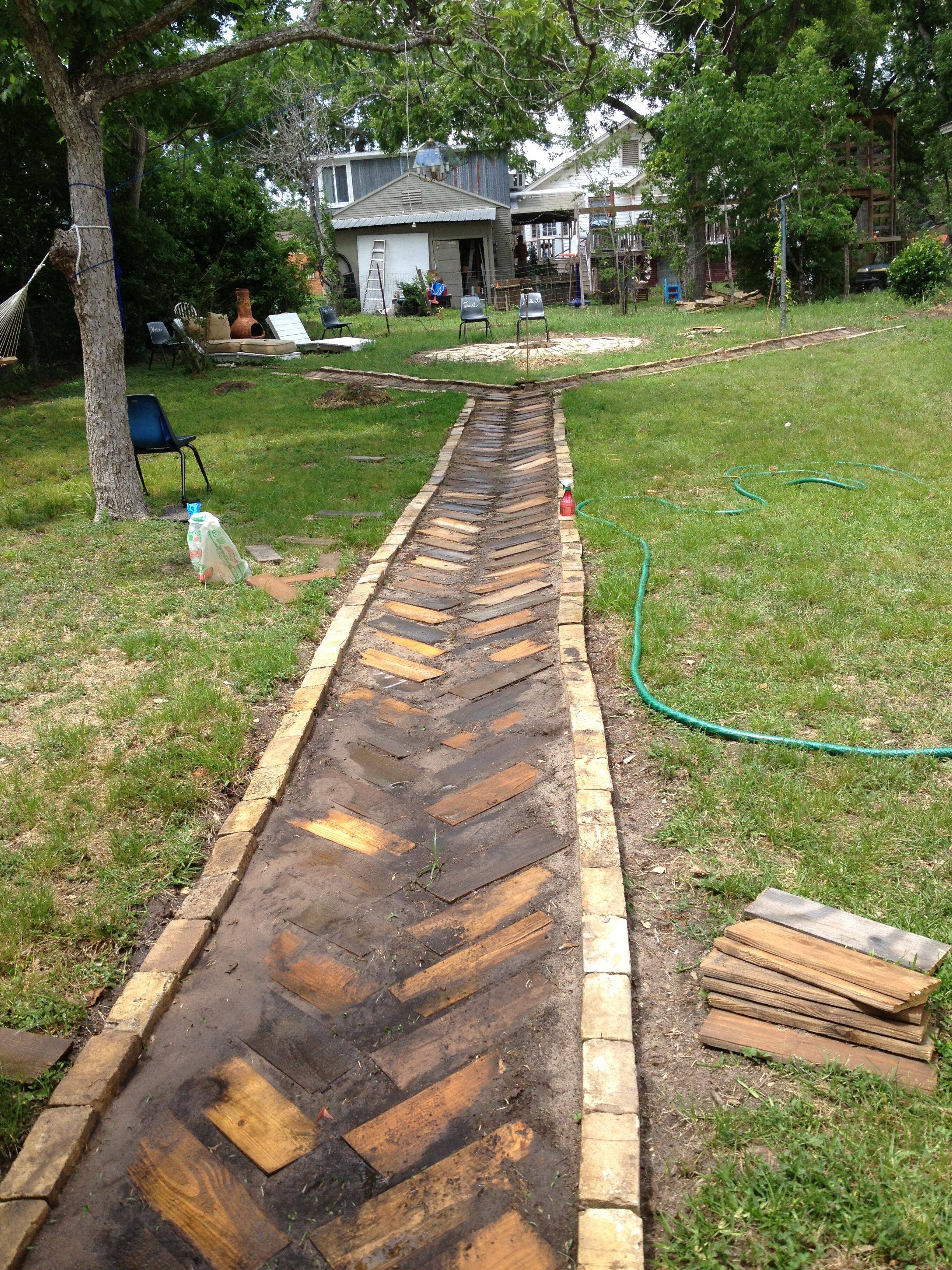 Easy Upcycled Diy Wood Pallet Garden Walkway The Homespun Hydrangea