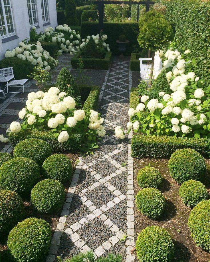 Beautiful Modern English Country Garden Design Ideas