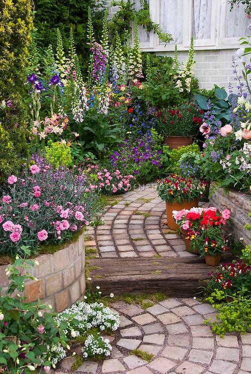 A Round Garden Bed