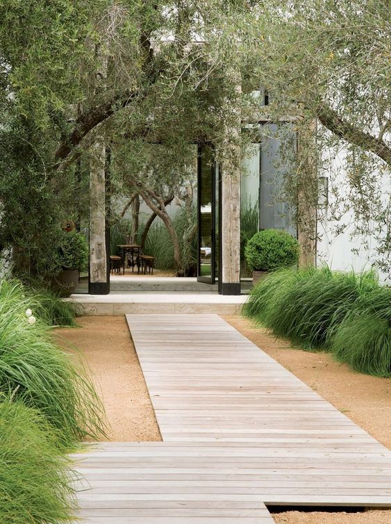 Simple And Eyecatching Flagstone Backyard Walkway Inspirations