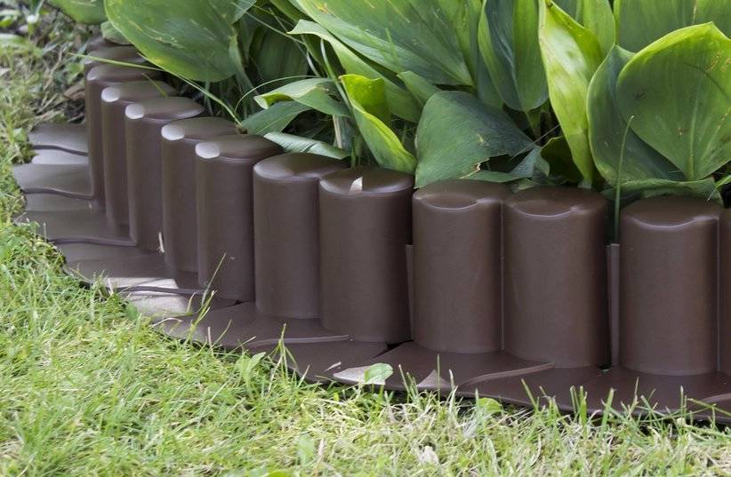 Landscape Edging Garden Lawn Border Stakes Plastic Brown Terrace Board