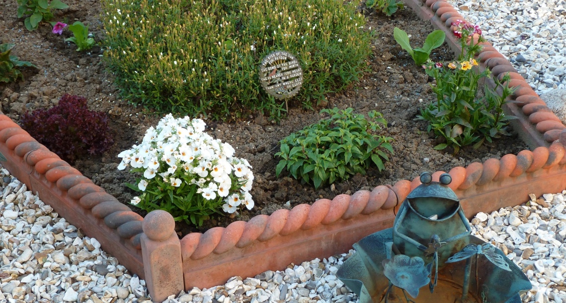 Rope Top Edging Terracotta Concrete Paving