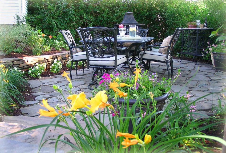 Secluded Cottage Garden Gardenbed Garden Outdoorgardens
