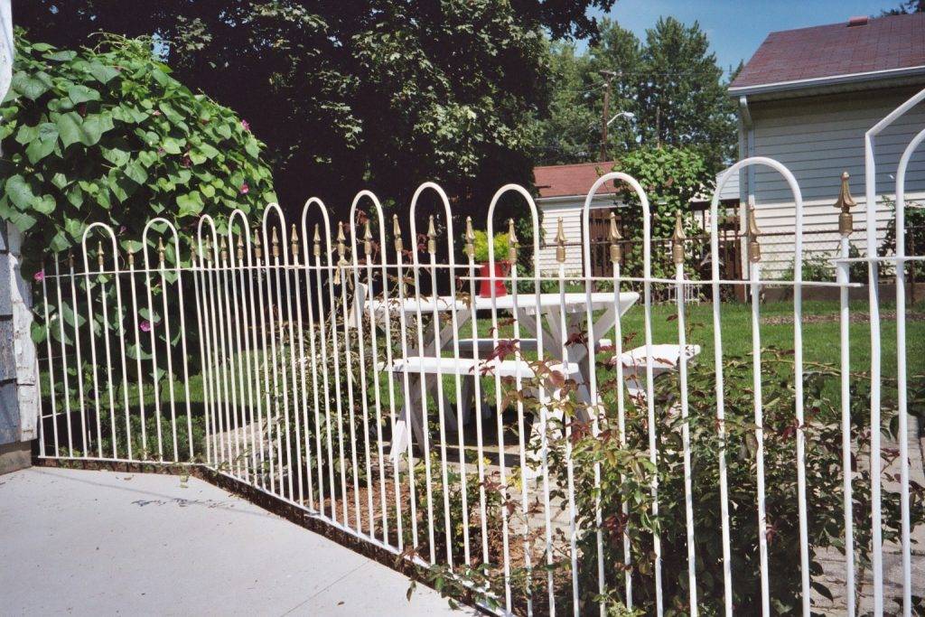 Rustic Metal Picket Fence Garden Edging With Birds With Images