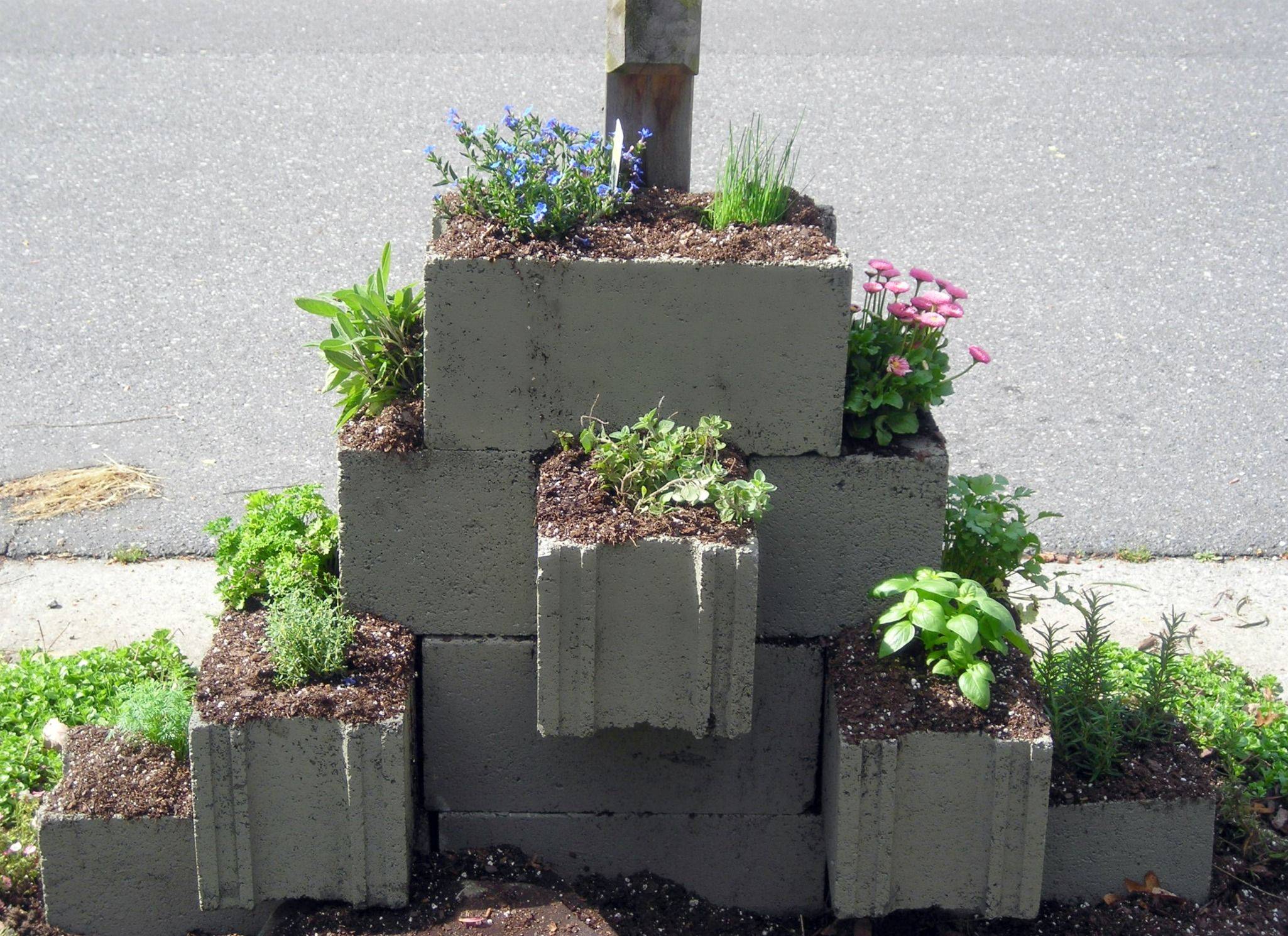 Diy Cinder Block Vertical Garden Ideas