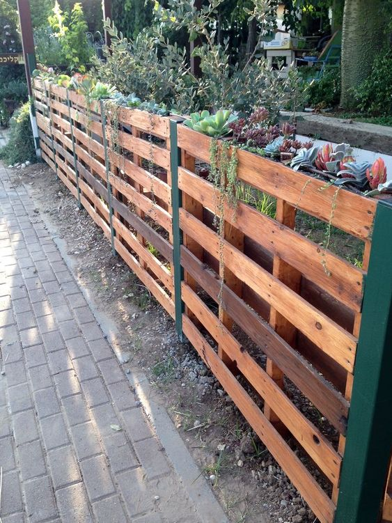 Easy Pallet Fence Patio Surround