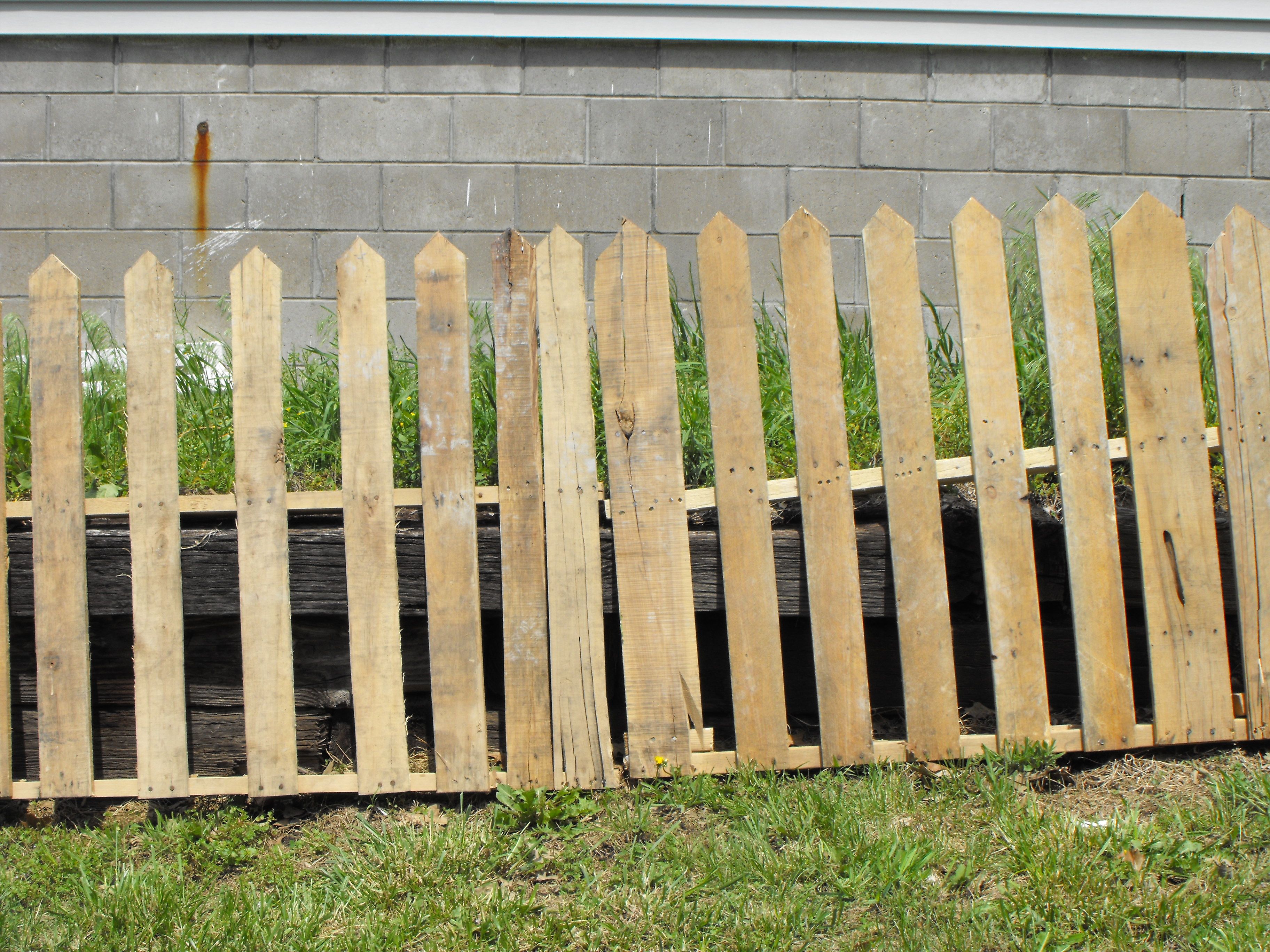 Primitive Pallet Picket Fence