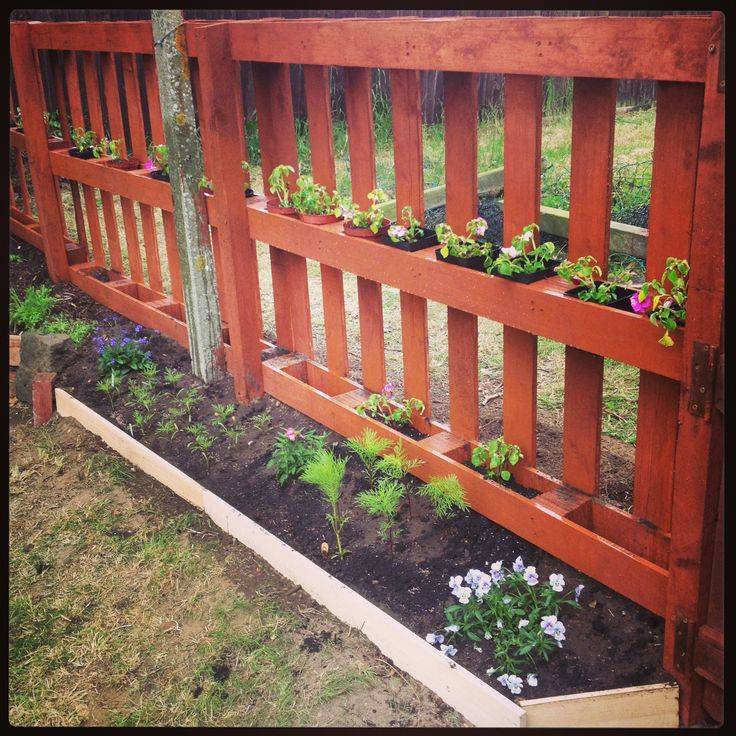 Cheap And Cheerful Pallet Fencing Garden Ideas