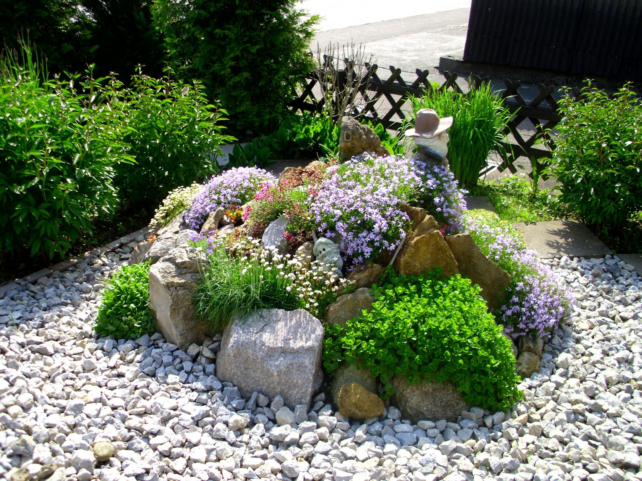 Nice Brilliant Small Rock Gardens Ideas