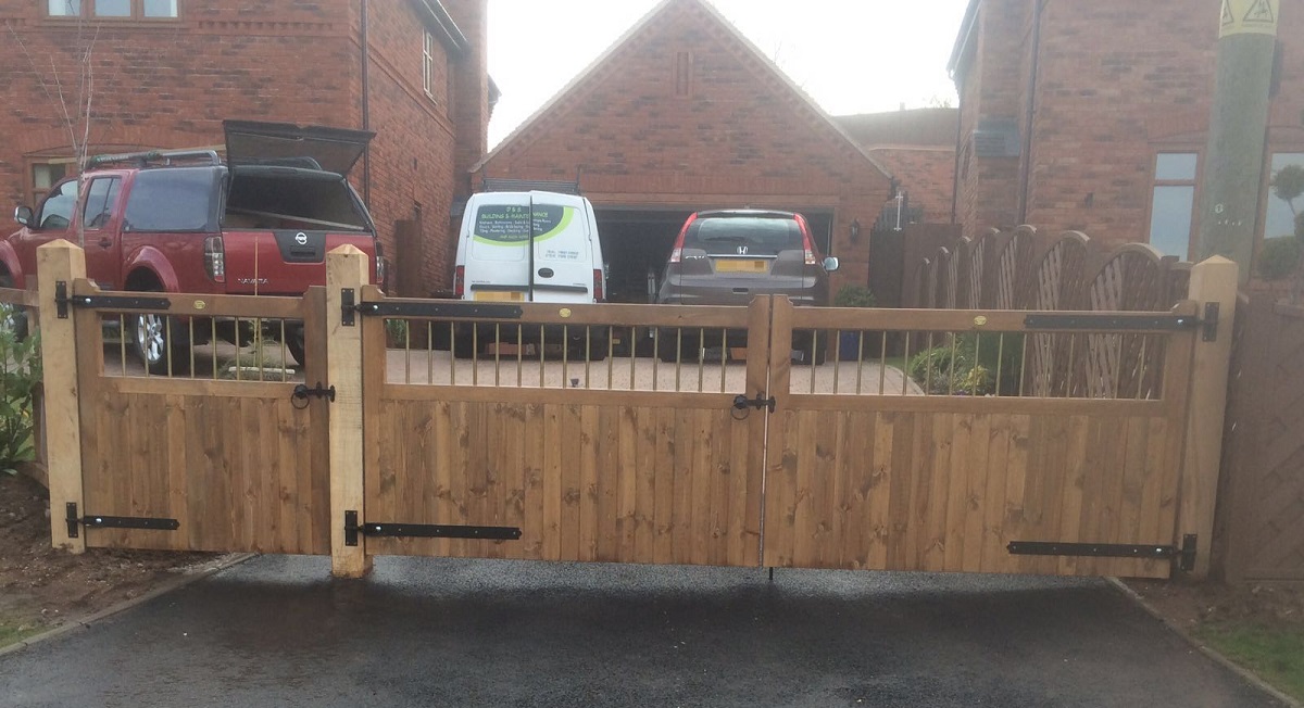 Wave Gate Solid Wood Tall Double Rounded Privacy Gate Simple Design
