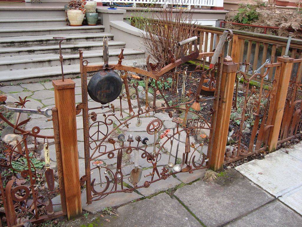 Decorative Metal Gate Design
